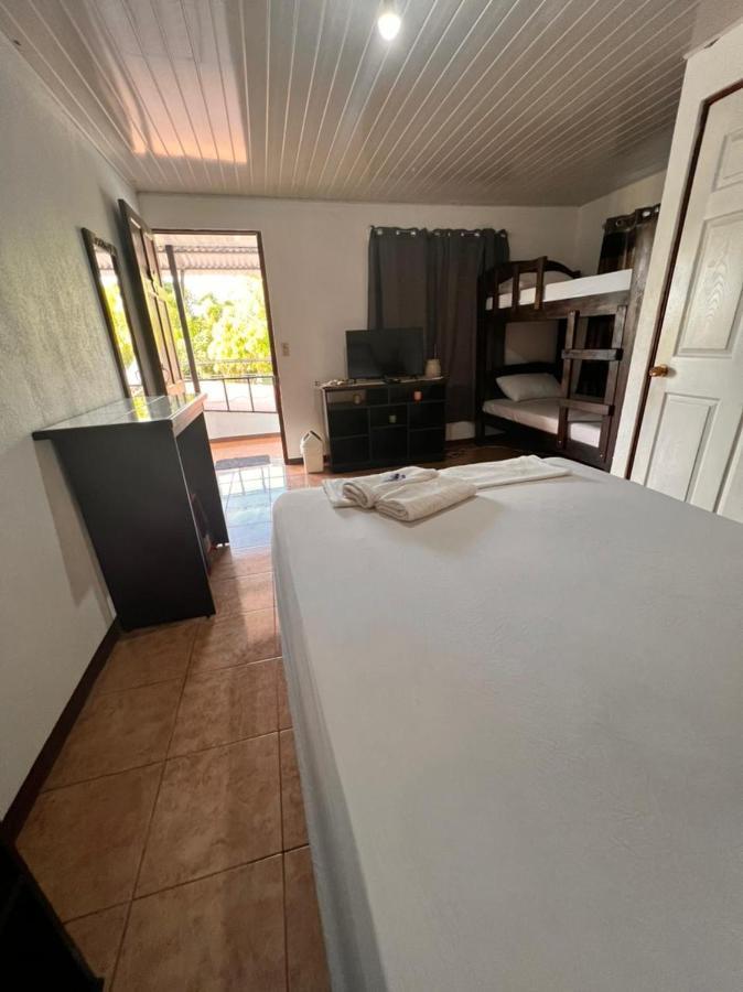 Cabinas Playa Bandera Bed and Breakfast Parrita Esterno foto